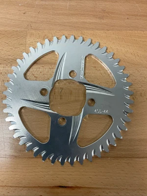 Задняя алюминиевая звездочка Vortex 420 CAT5 Kawasaki Z125 Pro 2017-2021 44T /серебристая - Изображение 1 из 4