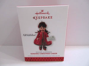 Sending Christmas Cheer 2013 Hallmark Madame Alexander Ornament #18 QX9112 - Neu im Karton - Bild 1 von 4