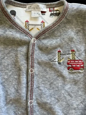 Macacão Kissy Kissy Excelente Estado Usado Reversível Cinza Veludo/Londres Ícones Algodão Pima-6-9Mos - Imagem 1 de 4