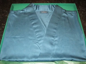 LA MER LUXURY SPA ROBE EVERGREEN COLOR SATIN NEW IN THE BOX - REGULAR - FY2025 - Picture 1 of 3