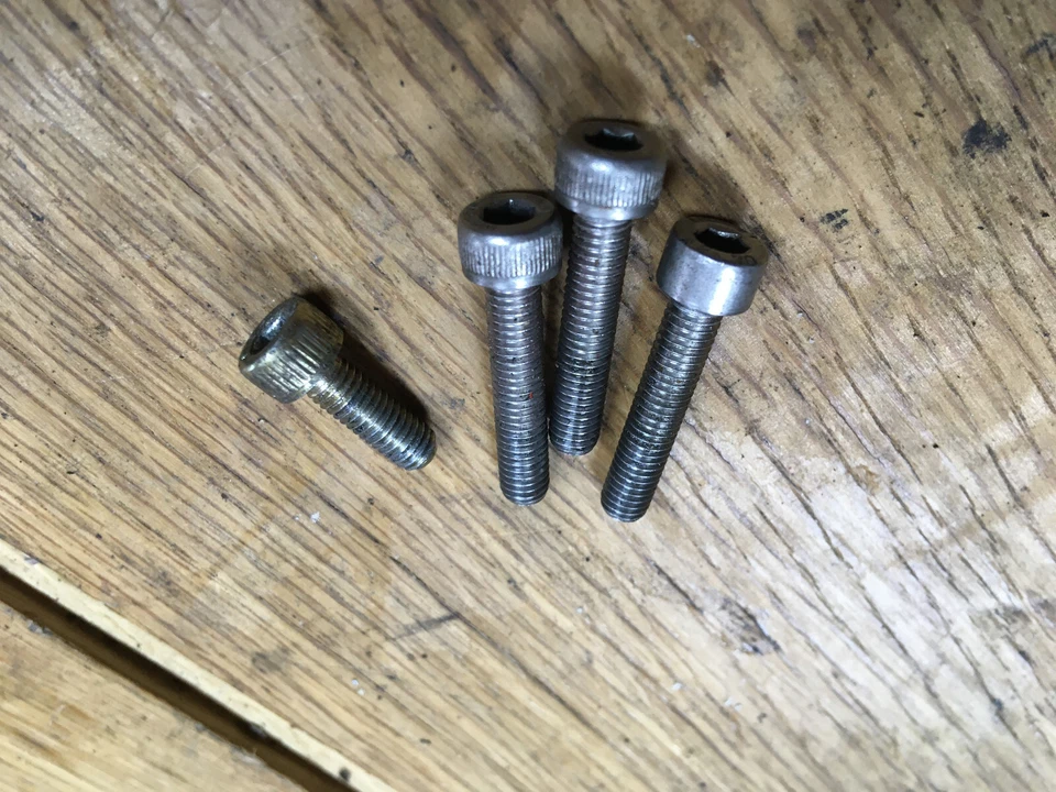 Juego de pernos de retención tapa de llenado de combustible Ducati 750SS 900SS Foto 1 de 1