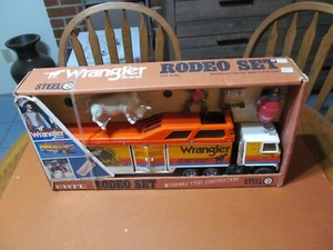 ERTL WRANGLER BRAND RODEO SET, CHAMPIONSHIP RODEO TEAM TRUCK - Picture 1 of 9