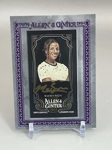 2024 Topps Allen & Ginter X #MA-SWA Mallory Swanson Mini Enmarcado Automático TINTA DORADA/5 - Imagen 1 de 2