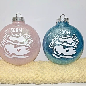 Coming Soon 2026 blau oder hellrosa 4,5" bruchsicheres Ornament Handarbeit neu - Bild 1 von 5
