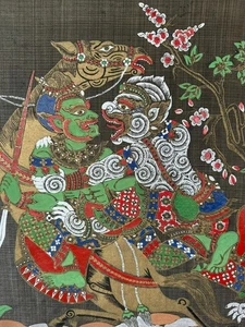 PITTURA INDONESIANA SU TESSUTO MOLTO BEN INCORNICIATA CREATURA LEGGENDARIA DIVINITÀ - Foto 1 di 11