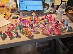 LOTTO 31 FIGURINE HASBRO MY LITTLE PONY 2-3" UNICORNI, PONY E PEGUSUS - Foto 1 di 15