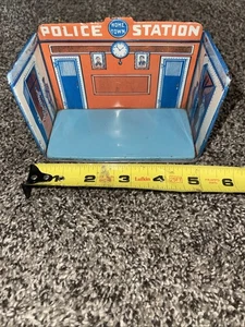 Raro diorama de escena de juego de estación de policía serie ciudad natal litografía de hojalata de Marx de 1930 - Imagen 1 de 7