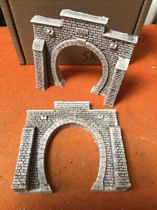 2 X TUNNELS HO OO SCALE 00- single Track Continental Type Pre Painted SKT88 - Picture 1 of 8