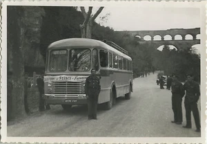 PHOTO ANCIENNE - VINTAGE SNAPSHOT - AUTOCAR AUTOBUS BUS PONT DU GARD MILITAIRE - Foto 1 di 1