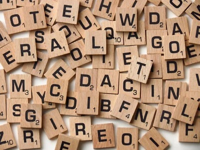 Azulejos de madera Scrabble, tostados con letras negras impresas más gruesas, originales, individuales Foto 1 de 4