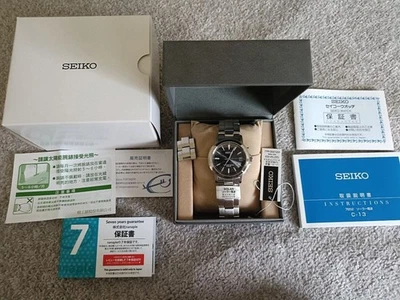 Reloj SEIKO Solar Radio Onda SBTM169 Esfera Negra Banda Plateada Características Foto 1 de 3