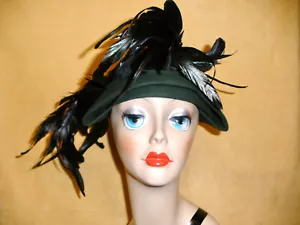 Dramático Sombrero Cloche Vintage de Fieltro de Lana Verde Bosque con Plumas de Cuervo Negro - Imagen 1 de 7
