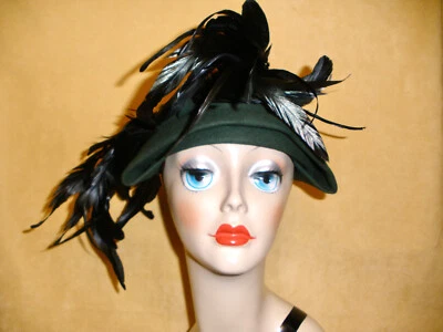 Dramático sombrero Cloche Vintage de fieltro de lana verde bosque con plumas de cuervo negro Foto 1 de 4