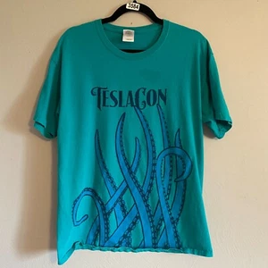 Camisa De Colección TeslaCon Leagues Bajo el Éter Verde Azulado Steampunk Convención L - Imagen 1 de 8