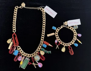 BETSEY JOHNSON Regreso a la Escuela Cadena de Oro Conjunto de Collar y Pulsera NUEVO - Imagen 1 de 7