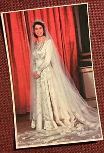 POSTKARTE, EIN SCHÖNES HOCHZEITSPORTRAIT VON KÖNIGIN ELIZABETH II - Bild 1 von 2