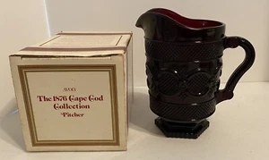 Vintage Avon 1876 Cape Cod Sammlung rubinroter Glaskrug mit Fuß 8 1/2" hoch - Bild 1 von 9