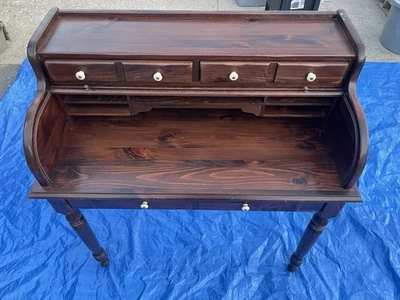ETHAN ALLEN Antiqued Pine Old Tavern 40" Ladies Petite Roll Top Desk With Drawer - Image 1 of 4