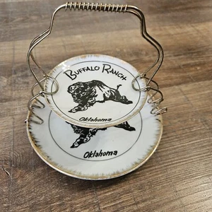 Vtg Buffalo Ranch Oklahoma Souvenir 2 Plate Set With Metal Display Rack Japan - Picture 1 of 18