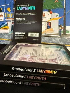 GradedGuard Labyrinth | Funda protectora para tarjeta con clasificación PSA | Edición limitada 2025 - Imagen 1 de 3