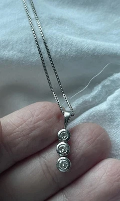 COLLAR COLGANTE 3 DIAMANTES EN ORO BLANCO  Foto 1 de 3