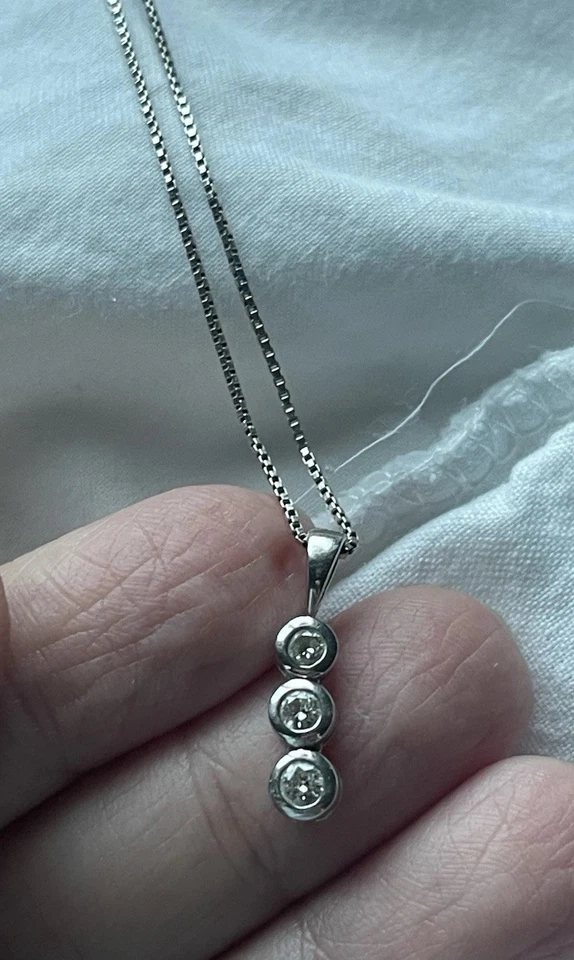 COLLAR COLGANTE 3 DIAMANTES EN ORO BLANCO  Foto 1 de 3