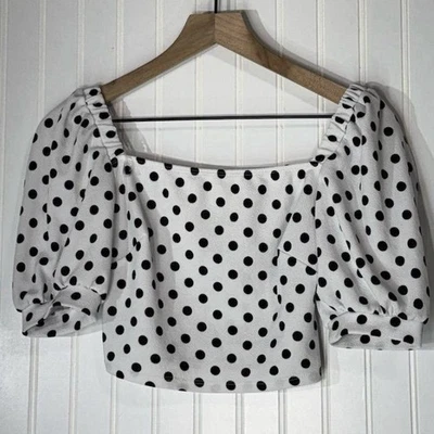 Top corto Charlotte Russe manga abullonada a lunares pequeño Y2K coqueta cuello cuadrado Foto 1 de 4