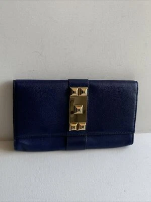 Clutch de couro Vince Camuto azul real cravejado de ouro fecho de aba magnética - Imagem 1 de 4