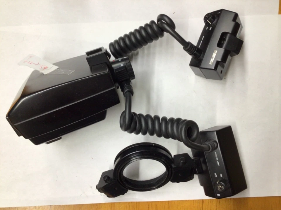 Olympus  1 T Power Control 1 with 2 modeling flash and macro ring - Image 1 of 4