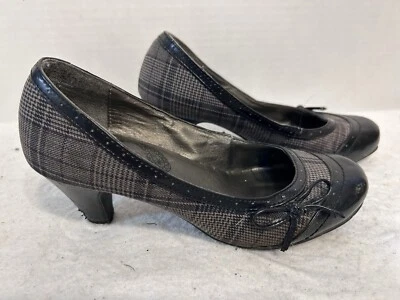 Zapatos de salón negros con cuadros negros  Foto 1 de 4