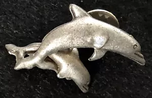 Alfiler de peltre vintage para delfines - vida marina / océano / natación - Imagen 1 de 1