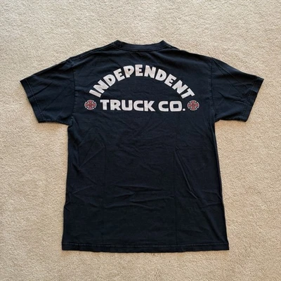 Camiseta masculina grande preta skate vintage Y2K Independent Trucks Co. - Imagem 1 de 4