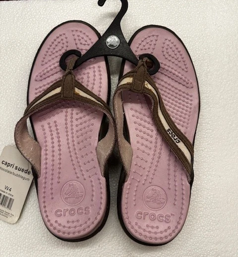 tongs Femme, Crocs Capri Suède  women chocolat bubblegum  neuf - Photo 1/1