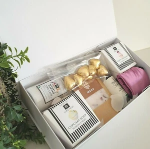 WOMANS GIFTS/HAMPERS/ BODY CREAMS,LOOFAH/CANDLES/ BATH SALT /REED DIFUSSER FOR A - Picture 1 of 27