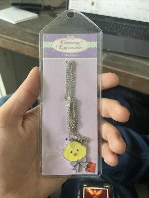 Encantador Huevo-Ccesorios Collar Pollito Con Pajarita Nuevo Con Etiqueta Foto 1 de 2