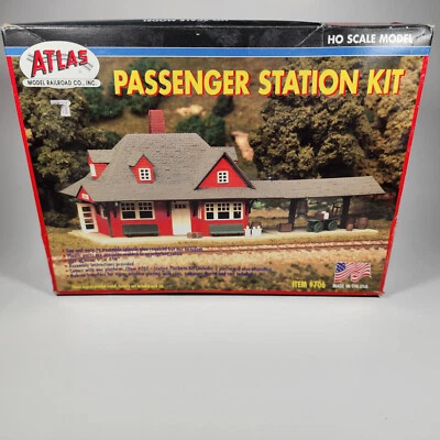 Atlas HO Scale Model Railroad Building Kit Passenger Train Station + Extras - Image 1 of 4