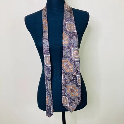 John Weitz Vintage Gravata Larga Medalhão Pogue's Cincinnati Como Está - Imagem 1 de 4