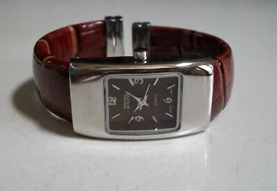 Reloj informal de cuarzo con brazalete de cuero marrón con acabado plateado para mujer Foto 1 de 4