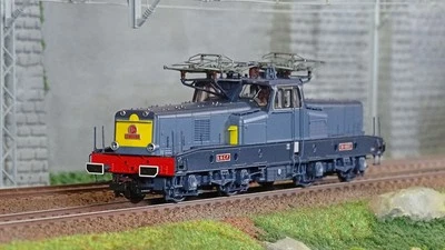 Jouef HJ2449S Locomotive électrique BB 12013, SNCF, livrée bleue/jaune avec plaq - Photo 1/4
