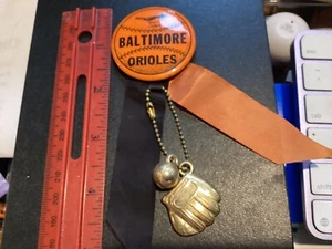 1940-50er BALTIMORE ORIOLES PINBACK MIT BÄNDERN UND HANDSCHUH/BALL ANHÄNGER - Bild 1 von 4