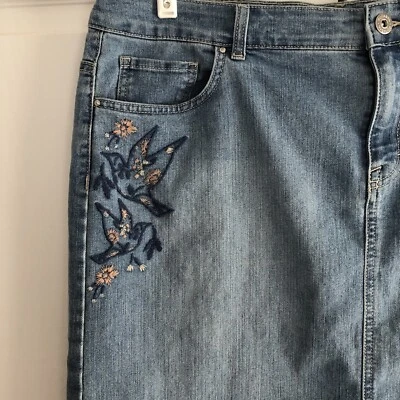 Saia jeans feminina Style & Co. tamanho 18 bordada floral e pássaro - Imagem 1 de 4