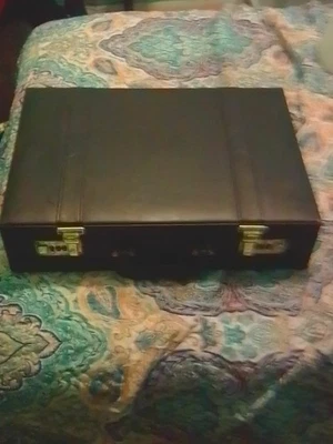 Pasta rígida vintage preta com trava combinada - Imagem 1 de 4