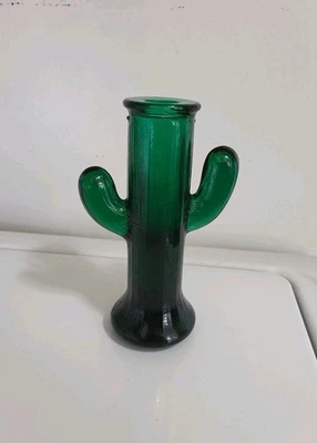 Jarrón Pier One Imports verde cactus brote decoración de dos brazos de cactus del suroeste  Foto 1 de 4