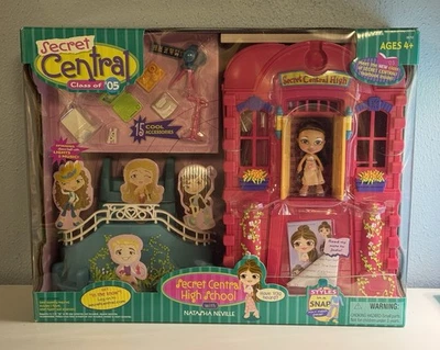 Hasbro Employee Secret Central High School Clase de 05 2004 juego pieza sellada Foto 1 de 4