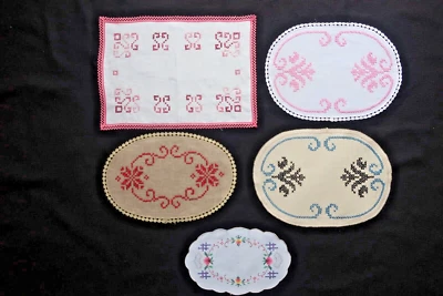 1 LOT DE 5 ANCIENS GRANDS NAPPERONS DIFFERENTS BRODES MAIN AUX POINTS DE CROIX - Photo 1/4