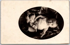 Ritratto Neonato con Capelli Corti in Culla - Perry, PA - Cartolina d'epoca - Foto 1 di 2