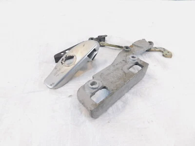 Honda ST1300 ST1300A ST1300AC Left Saddlebag Lid Lock Bracket Latch & Cover - Imagem 1 de 4