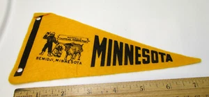 gagliardetto vintage in feltro Bemidji Minnesota, Paul Bunyan & Babe il bue blu, 8 x 3,75 - Foto 1 di 3