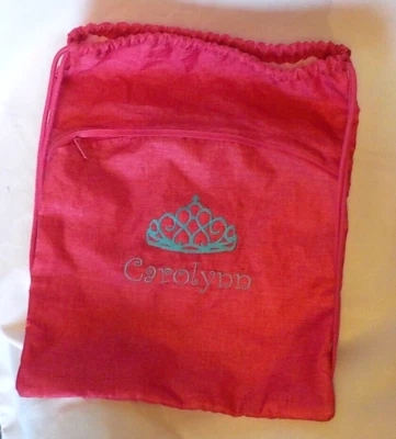 Mochila Thirty-One 31 Signature Collection Cinch con cordón bordado CAROLYNN Foto 1 de 4