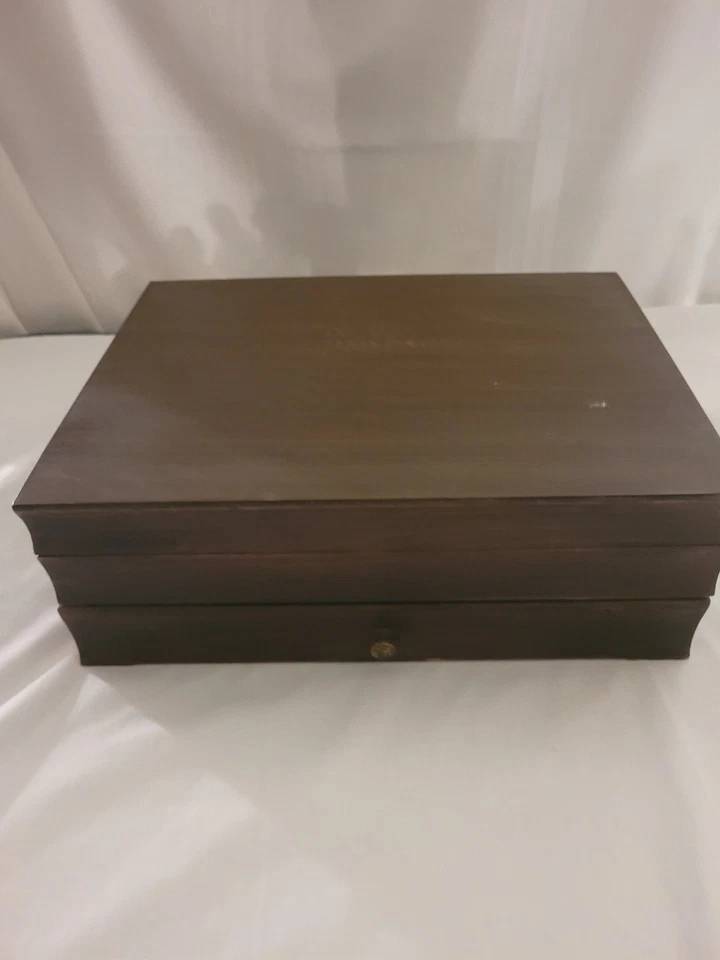Estuche de cubiertos de madera marrón vintage internacional plateado con dos cajones 14,5" de largo Foto 1 de 4